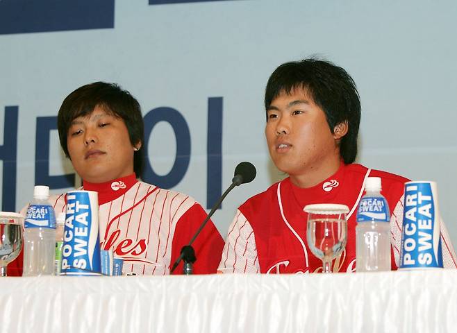 2006년 간판타자 김태균(왼쪽)과 함께 개막 미디어데이에 참석한 신인 류현진. 아직 프로 데뷔전도 치르기 전이다. 사진 한화 이글스
