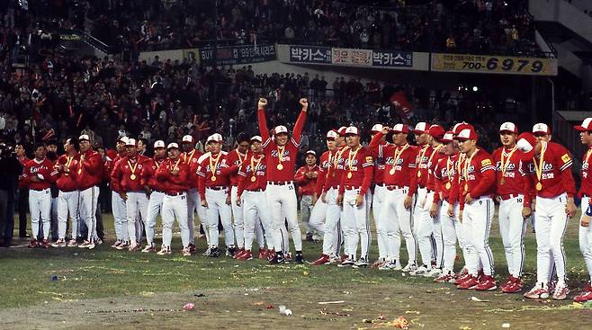 1999년 한화의 유일한 한국시리즈 우승 기념 사진. 사진 한화 이글스