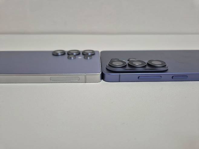 삼성전자의 갤럭시 S26 울트라 신제품(오른쪽)과 전작인 S25 울트라(왼쪽) 모습이다. S26 울트라 후면에 카메라 섬(범프)이 튀어나와 있다. 이우림 기자