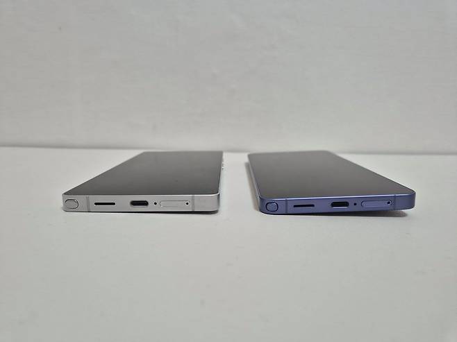 삼성전자의 갤럭시 S26 울트라 신제품(오른쪽)과 전작인 S25 울트라(왼쪽) 모습이다. S26 울트라 후면에 카메라 섬(범프)이 튀어나와 있어 S25 울트라보다 바닥과의 간격이 더 떠 있다. 이우림 기자