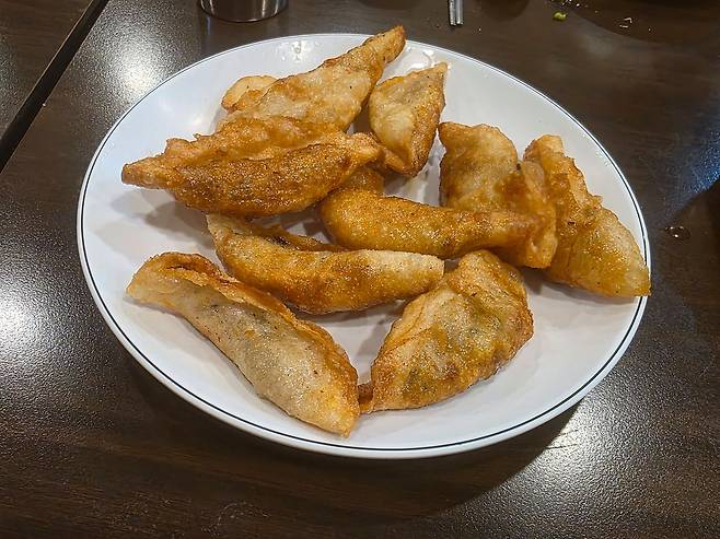 군만두. 공장에서 만든 규격품이 아니다. 사진 송원섭 기자