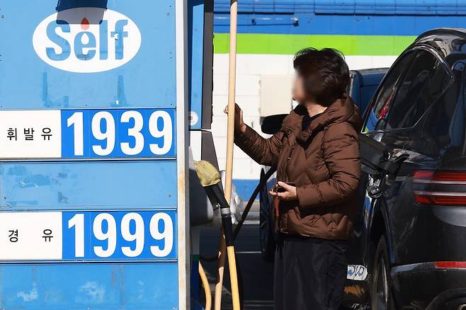 유가 급등으로 정부가 최고가격 지정을 검토하는 가운데 전국 주유소 기름값이 다소 완만해지는 모습이다. 8일 한국석유공사 유가정보시스템 오피넷에 따르면 이날 오전 9시 기준 전국 주유소 평균 휘발유 가격은 ℓ당 1천893.3원으로 전날보다 3.9원 올랐다. 경유 가격은 1천915.4원으로 4.8원 상승했다. 연합뉴스