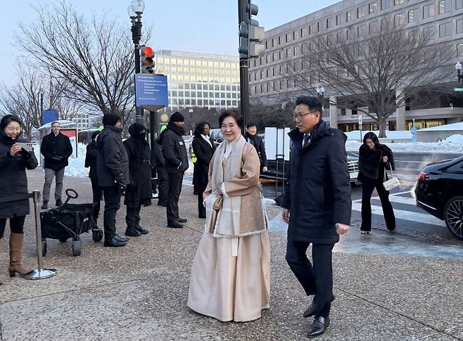 홍라희 리움미술관 명예관장이 1월 28일(현지 시간) 미국 워싱턴DC 국립아시아예술박물관에서 열린 ‘이건희 컬렉션’ 갈라 행사장에 들어서고 있다. 뒤편은 이서현 삼성물산 사장. 사진=연합뉴스