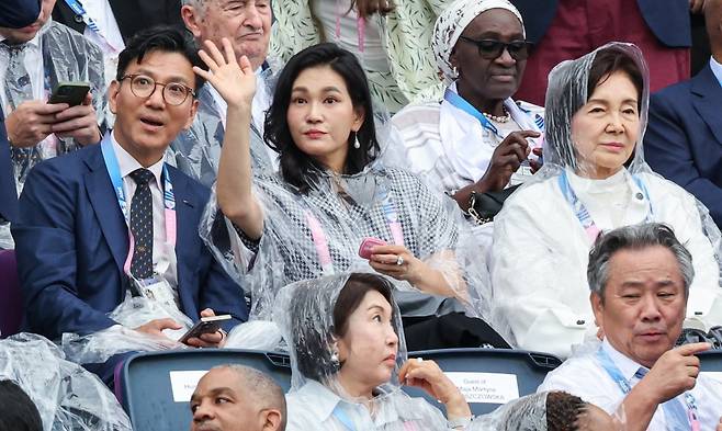 홍라희 리움미술관 명예관장, 이서현 삼성물산 사장, 김재열 삼성글로벌리서치 사장이 ‘2024 파리 올림픽’ 개회식에 참석한 모습. 사진=뉴스1