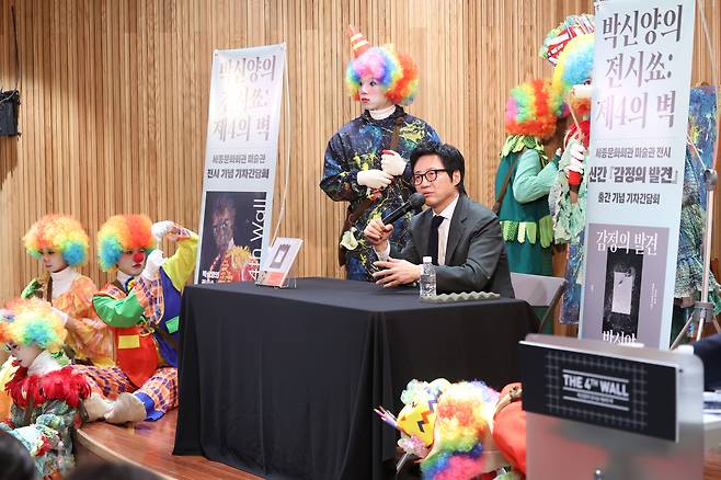 배우 박신양이 6일 서울 종로구 세종문화회관에서 열린 개인전 ‘박신양의 전시쑈: 제4의 벽’ 기자간담회에서 질문에 답하고 있다. 연합뉴스