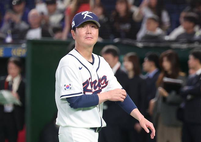 8일 일본 도쿄돔에서 열린 2026 월드베이스볼클래식(WBC) C조 조별리그 3차전 대한민국과 대만의 경기에 앞서 한국 류지현 감독이 대만 쩡하오쥐 감독과 라인업 교환을 한 뒤 이동하고 있다. 2026.3.8 연합뉴스