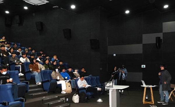 지난 7일 서부산영상미디어센터 모두극장에서 열린 ‘뉴웨이브 전초전’ 행사에서 영화인들이 새로운 영화 흐름에 관해 이야기를 나누고 있다.  김태훈 기자