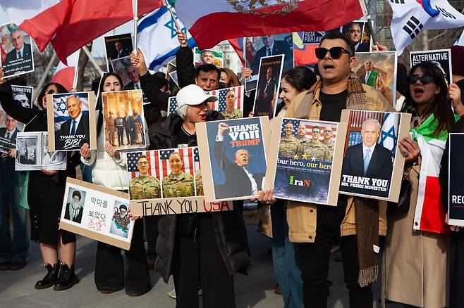 Iranian residents of South Korea chant slogans in support of U.S. and Israeli airstrikes that killed Iranian Supreme Leader Ali Khamenei at a rally in Gwanghwamun Square, central Seoul, on March 8. [MICHAEL LEE]