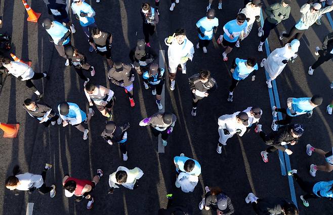 Runners sprint during the Goyang Half Marathon in Goyang, Gyeonggi, on March 8. [JANG JIN-YOUNG]