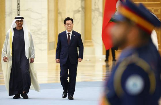 South Korean President Lee Jae Myung, right, reviews an honor guard with UAE President Mohammed bin Zayed Al Nahyan during the official welcoming ceremony for his state visit at the Presidential Palace in Abu Dhabi on Nov. 18, 2025. [YONHAP]
