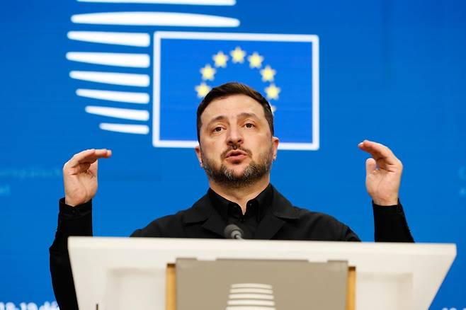 볼로디미르 젤렌스키 우크라이나 대통령이 18일 브뤼셀에서 열린 유럽연합(EU) 정상회의 기자회견에서 연설하고 있다. AP뉴시스