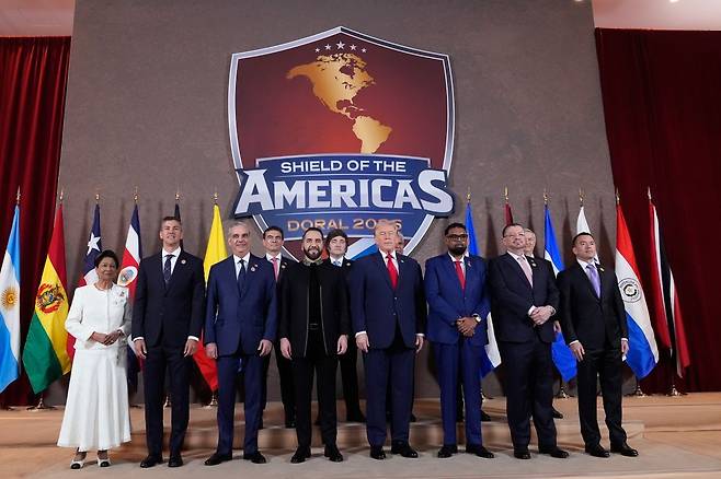 도널드 트럼프 미국 대통령이 7일(현지시간) 플로리다주 마이애미에서 열린 '미주의 방패' 행사에서 중남미 정상들과 기념 촬영을 하고 있다. 연합뉴스