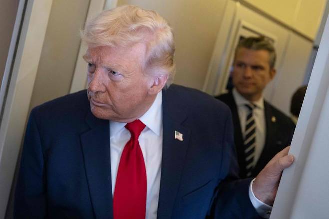 도널드 트럼프 미국 대통령이 7일(현지시간) 플로리다주 마이애미로 향하는 대통령 전용기에서 기자들의 질의에 답변하고 있다. 연합뉴스