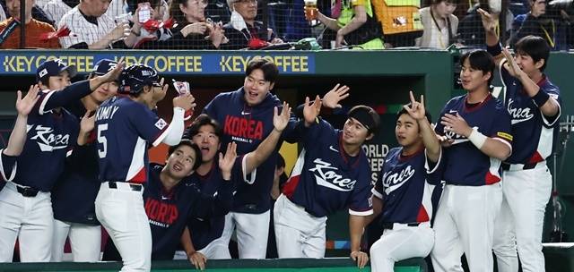 7일 일본 도쿄돔에서 열린 2026 WBC 조별리그 C조 2차전 대한민국과 일본의 경기. 1회초 무사 1, 3루 한국 이정후의 적시타로 홈을 밟은 김도영이 동료선수들과 하이파이브를 하고 있다. 사진=연합뉴스