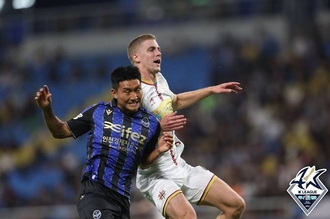 김동민의 인천 유나이티드 시절(사진 왼쪽). 사진=한국프로축구연맹