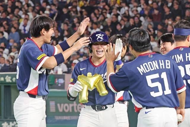 7일 일본 도쿄돔에서 열린 2026 월드베이스볼클래식(WBC) 조별리그 C조 2차전 대한민국과 일본의 경기. 4회초 1사 1루 한국 김혜성이 2점 홈런을 친 뒤 자축하고 있다. 사진=연합뉴스