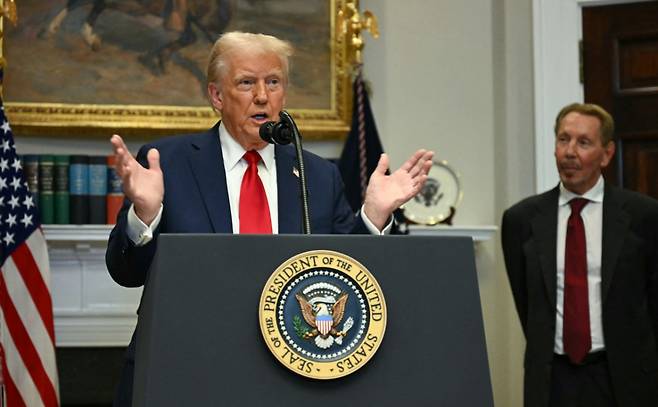 래리 엘리슨 수석 오라클 회장이 2025년 1월 21일 워싱턴 D.C. 백악관 루즈벨트 룸에서 도널드 트럼프 미국 대통령의 연설을 경청하고 있다. /AFPBBNews=뉴스1