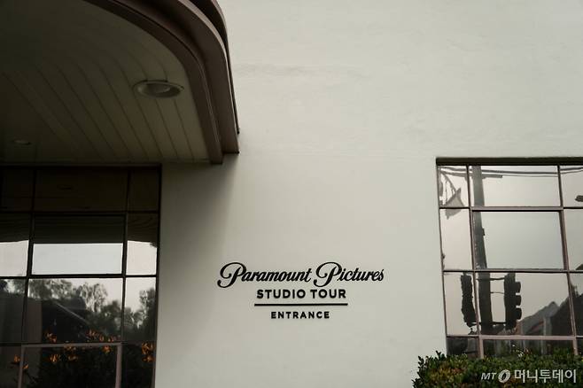 [로스앤젤레스=AP/뉴시스] 파라마운트 스카이댄스가 22일(현지 시간) 워너브러더스 디스커버리(WBD)에 파라마운트 최고경영자(CEO) 데이비드 엘리슨의 부친인 억만장자 래리 엘리슨의 지원을 보장하겠다는 수정안을 제시했다. 사진은 지난 17일 촬영한 로스앤젤레스(LA) 소재 파라마운트 픽쳐스 스튜디오 입구. 2025.12.23. /사진=권성근