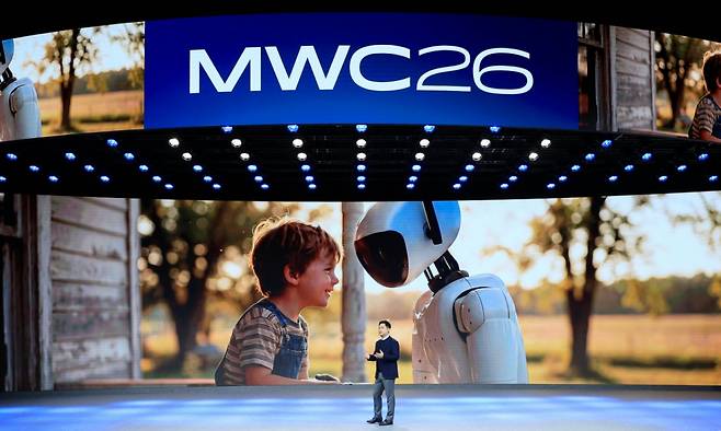 홍범식 LG유플러스 대표가 2일(현지시간) 스페인 바르셀로나 피라 그란 비아 전시장에서 열린 '모바일 월드 콩그레스(MWC)2026'에서 기조연설을 하고 있다./사진=사진공동취재단