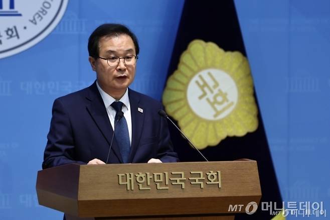 이건태 더불어민주당 의원이 8일 오전 서울 여의도 국회 소통관에서 쌍방울 대북송금 사건 관련 기자회견을 하고 있다. /사진=뉴시스