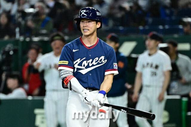 7일 일본 도쿄돔에서 열린 2026 월드 베이스볼 클래식(WBC) 조별리그 한국-일본 경기. 김혜성이 8회초 2사 만루에서 삼진을 당한 뒤 아쉬워하고 있다./도쿄(일본)=한혁승 기자