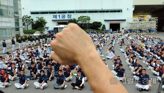 이달 10일 노란봉투법 시행을 앞두고 각 기업들은 개정 노조법에 대한 사내 교육을 실시하고 대형 법무법인들과 함께 쟁점별로 대응방안 마련에 주력하고 있다. 사진은 한 자동차 업체 노동조합의 쟁의 모습. [헤럴드DB]