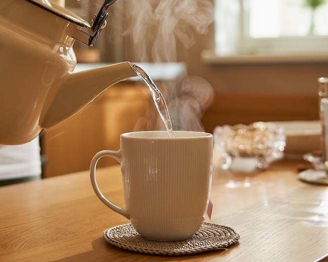 ‘따뜻한 물’이 틱톡에서 새로운 웰빙 음료로 떠올랐다. [게티이미지]