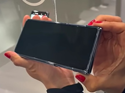 삼성이 MWC26에서 선보인 ‘슬라이더블’ 디스플레이 콘셉트 스마트폰 [유튜브(@androidauthority2)]