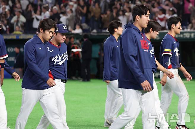 [도쿄=뉴시스] 권창회 기자 = 7일 일본 도쿄돔에서 열린 2026 WBC 조별리그 C조 2차전 한국과 일본의 경기, 8-6으로 패배한 한국 선수들이 아쉬워하고 있다. 2026.03.07. kch0523@newsis.com