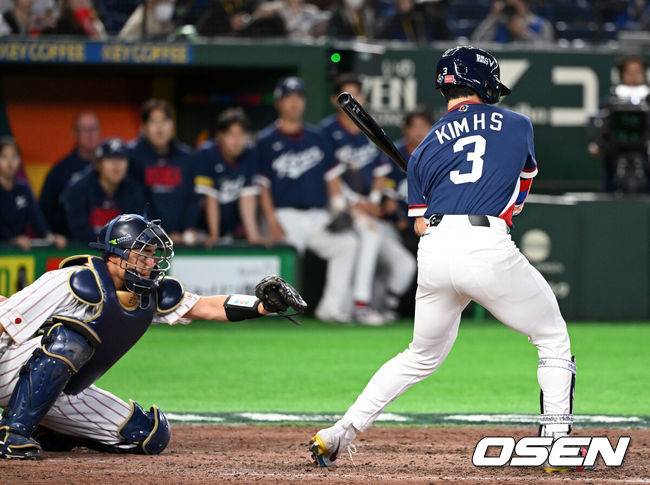 [OSEN=도쿄(일본), 손용호 기자] 7일 일본 도쿄돔에서 2026 월드베이스볼클래식(WBC) 조별리그 C조 대한민국과 일본의 경기가&nbsp;열렸다.한국은 잠수함 고영표, 일본은 좌완 기쿠치 유세이를 선발로 내세웠다. WBC에서 2006년 4강, 2009년 준우승을 차지한 한국은 이후 3개 대회(2013년, 2017년, 2023년)에서 연달아 1라운드를 통과하지 못하고 있다. 이번 대회에서는 8강 토너먼트 복귀를 목표로 대회에 임하고 있다. 지난 5일 체코와의 첫 경기에서는 11-4로 대승을 거두며 좋은 출발을 했다.&nbsp;8회초 2사 만루에서 한국 김혜성이 삼진을 당하고 있다. 2026.03.07&nbsp;/spjj@osen.co.kr