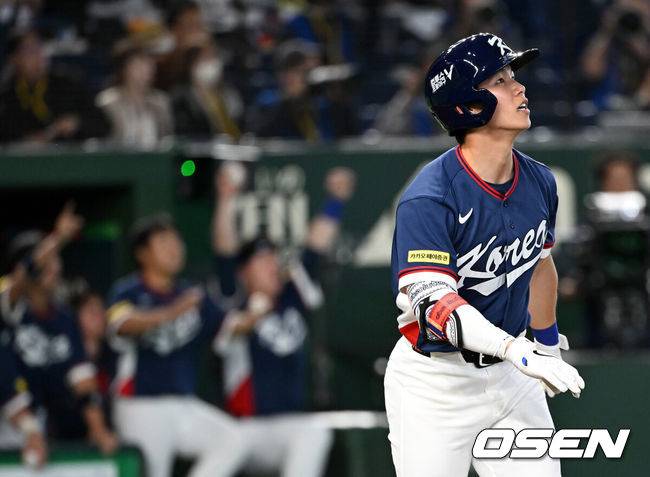 [OSEN=도쿄(일본), 손용호 기자] 7일 일본 도쿄돔에서 2026 월드베이스볼클래식(WBC) 조별리그 C조 대한민국과 일본의 경기가&nbsp;열렸다.한국은 잠수함 고영표, 일본은 좌완 기쿠치 유세이를 선발로 내세웠다. WBC에서 2006년 4강, 2009년 준우승을 차지한 한국은 이후 3개 대회(2013년, 2017년, 2023년)에서 연달아 1라운드를 통과하지 못하고 있다. 이번 대회에서는 8강 토너먼트 복귀를 목표로 대회에 임하고 있다. 지난 5일 체코와의 첫 경기에서는 11-4로 대승을 거두며 좋은 출발을 했다.&nbsp;4회초 1사 1루에서 한국 김혜성이 일본 이토를 상대로 동점 우중월 투런포를 날리고 있다. 2026.03.07&nbsp;/spjj@osen.co.kr