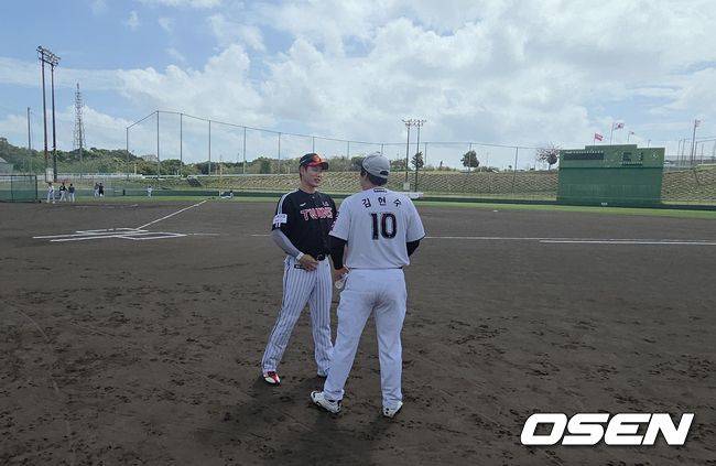 [OSEN=오키나와, 한용섭 기자] 프로야구 LG 트윈스 홍창기와 KT 위즈 김현수가 일본 오키나와현 이시가와 구장에서 만나 이야기를 주고받고 있다. /orange@osen.co.kr