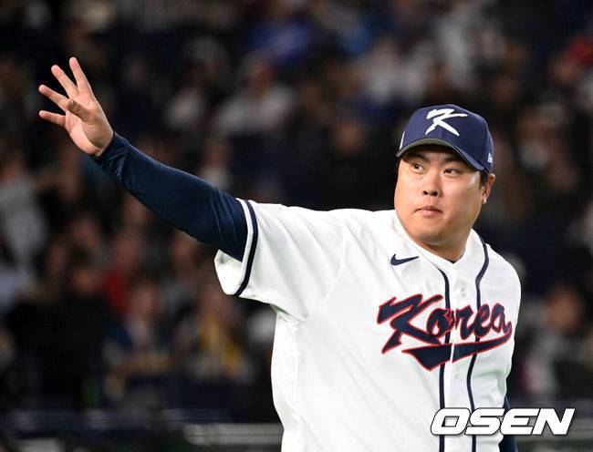 [OSEN=도쿄(일본), 손용호 기자] 5일 일본 도쿄돔에서 월드베이스볼클래식(WBC) 조별리그 C조 한국과 체코의 경기가&nbsp;열렸다.한국은 소형준, 체코는 다니엘 파디샥을 선발투수로 내세웠다.2006년 4강, 2009년 준우승을 차지한 경험이 있는 한국은 이후 3개 대회(2013년, 2017년, 2023년)에서 모두 8강 토너먼트 진출에 실패했다. 이번 대회에서는 17년 만에 본선 토너먼트 진출을 노린다.경기에 앞서 한국 류현진이 그라운드로 입장하며 인사하고 있다. 2026.03.05&nbsp;/spjj@osen.co.kr