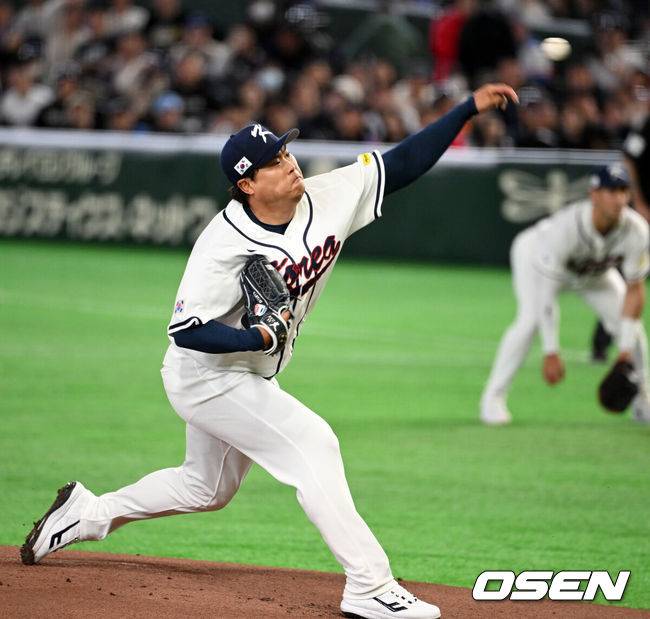 [OSEN=도쿄(일본), 손용호 기자] 8일 일본 도쿄돔에서 2026 월드베이스볼클래식(WBC) 1라운드 C조 조별리그 대한민국과 대만의 경기가&nbsp;열렸다.한국은 전날(7일) 일본과의 경기에서 6-8로 석패했다. 앞서 체코전을 11-4로 잡았던 한국은 1승1패를 마크하게 됐고, 남은 대만전과 호주전에 사활을 걸어야 한다.1회초 한국 류현진이 역투하고 있다. 2026.03.08&nbsp;/spjj@osen.co.kr