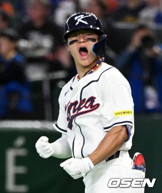 [OSEN=도쿄(일본), 손용호 기자] 8일 일본 도쿄돔에서 2026 월드베이스볼클래식(WBC) 1라운드 C조 조별리그 대한민국과 대만의 경기가&nbsp;열렸다.한국은 전날(7일) 일본과의 경기에서 6-8로 석패했다. 앞서 체코전을 11-4로 잡았던 한국은 1승1패를 마크하게 됐고, 남은 대만전과 호주전에 사활을 걸어야 한다.6회말 1사 1루에서 한국 김도영이 역전 좌월 투런포를 날리며 기뻐하고 있다. 2026.03.08&nbsp;/spjj@osen.co.kr