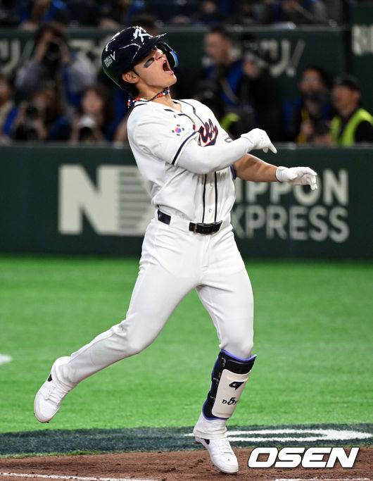 [OSEN=도쿄(일본), 손용호 기자] 8일 일본 도쿄돔에서 2026 월드베이스볼클래식(WBC) 1라운드 C조 조별리그 대한민국과 대만의 경기가&nbsp;열렸다.한국은 전날(7일) 일본과의 경기에서 6-8로 석패했다. 앞서 체코전을 11-4로 잡았던 한국은 1승1패를 마크하게 됐고, 남은 대만전과 호주전에 사활을 걸어야 한다.6회말 1사 1루에서 한국 김도영이 역전 좌월 투런포를 날리며 배트를 내던지고 있다. 2026.03.08&nbsp;/spjj@osen.co.kr