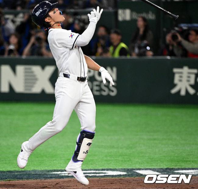 [OSEN=도쿄(일본), 손용호 기자] 8일 일본 도쿄돔에서 2026 월드베이스볼클래식(WBC) 1라운드 C조 조별리그 대한민국과 대만의 경기가&nbsp;열렸다.한국은 전날(7일) 일본과의 경기에서 6-8로 석패했다. 앞서 체코전을 11-4로 잡았던 한국은 1승1패를 마크하게 됐고, 남은 대만전과 호주전에 사활을 걸어야 한다.6회말 1사 1루에서 한국 김도영이 역전 좌월 투런포를 날리며 배트를 내던지고 있다. 2026.03.08&nbsp;/spjj@osen.co.kr