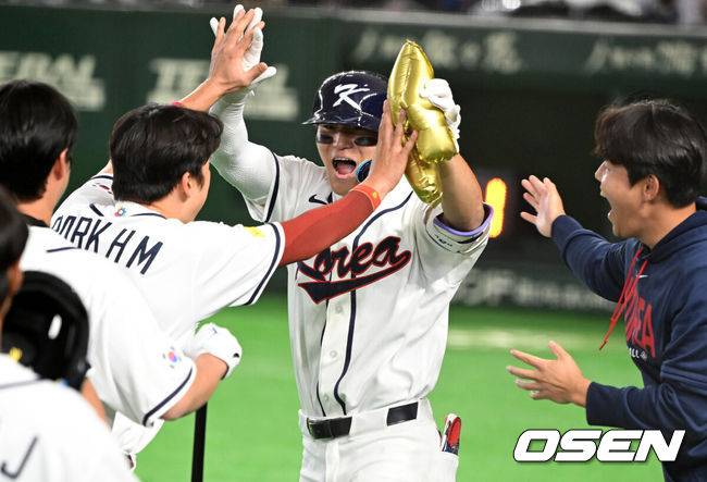 [OSEN=도쿄(일본), 손용호 기자] 8일 일본 도쿄돔에서 2026 월드베이스볼클래식(WBC) 1라운드 C조 조별리그 대한민국과 대만의 경기가&nbsp;열렸다.한국은 전날(7일) 일본과의 경기에서 6-8로 석패했다. 앞서 체코전을 11-4로 잡았던 한국은 1승1패를 마크하게 됐고, 남은 대만전과 호주전에 사활을 걸어야 한다.6회말 1사 1루에서 한국 김도영이 역전 좌월 투런포를 날리며 동료선수들과 기뻐하고 있다. 2026.03.08&nbsp;/spjj@osen.co.kr