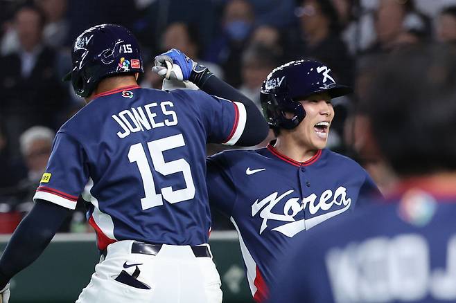 7일 일본 도쿄돔에서 열린 2026 WBC 조별리그 C조 2차전 한국과 일본의 경기, 4회초 1사 1루 한국 김혜성이 우중간 투런 홈런을 친 뒤 존스의 축하를 받고 있다. 뉴시스