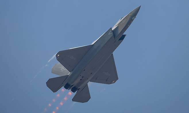 중국에서 개발된 J-35 스텔스기가 비행을 하면서 상승하고 있다. 세계일보 자료사진