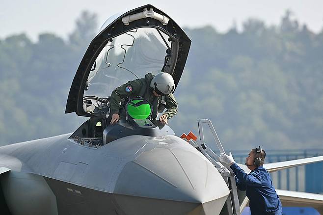 중국 공군 조종사가 J-20 스텔스기 조종석에 착석하고 있다. 세계일보 자료사진