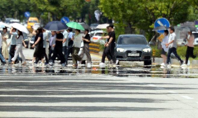 2025년 7월 22일 폭염경보가 발효된 전북 전주시 완산구 효자로에 아지랑이가 피어오르고 있는 모습. 뉴시스