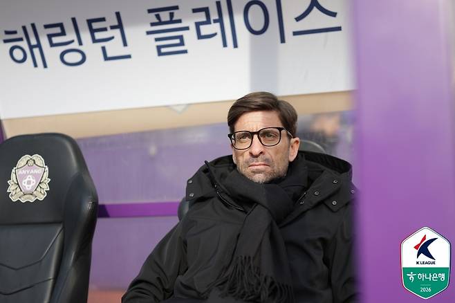 세르지우 코스타 제주SK 감독이 8일 안양종합운동장에서 열린 하나은행 K리그1 2026 2라운드 FC안양과의 경기에서 선수들을 진두지휘하고 있다. 한국프로축구연맹 제공