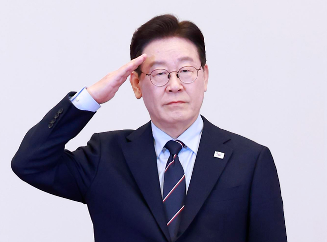 2026년 준장 진급 장성 삼정검 수여식, 경례 받는 이재명 대통령 - 이재명 대통령이 6일 청와대 영빈관에서 열린 2026년 준장 진급 장성 삼정검 수여식에서 진급자들로부터 경례를 받고 있다. 2026.3.6 청와대통신사진기자단