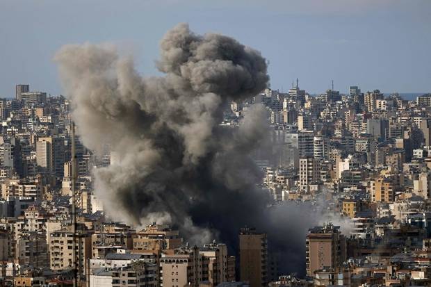 6일(현지시간) 레바논 베이루트 남부 외곽 지역에서 이스라엘군의 공습으로 연기가 치솟고 있다. 이스라엘이 중동 전역으로 급속히 확산 중인 이번 전쟁을 새로운 국면으로 격상하겠다고 공언한 가운데 이날 이란과 레바논에 또다시 새로운 공습이 가해졌다. AFP연합뉴스