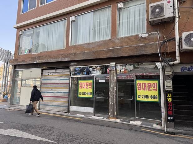 이달 4일 서울 중구 주교동 방산시장 초입의 상가에 ‘임대문의’ 팻말이 붙어 있는 모습. 신지민 견습기자