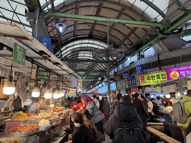 이달 4일 서울 종로구 예지동 광장시장 먹자골목이 관광객들로 가득 차 있다. 신지민 견습기자