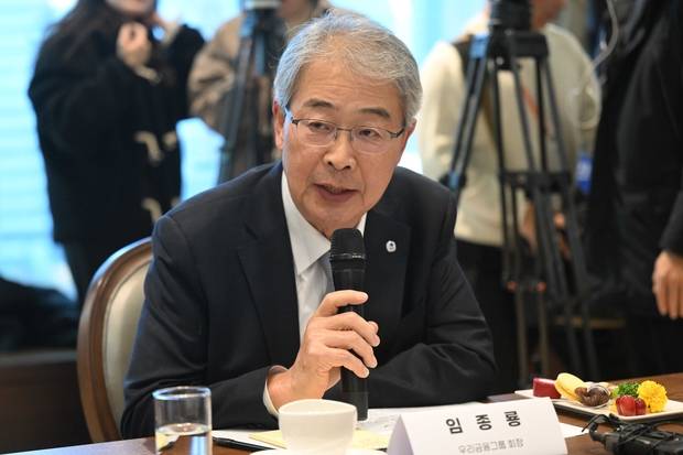 임종룡 우리금융그룹 회장이 지난해 11월 서울 여의도 산업은행 별관에서 열린 ‘국민성장펀드의 성공을 위한 금융기관 간 업무협약식’에서 인사말을 하고 있다. 조태형 기자