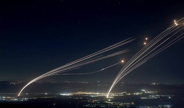 이스라엘 수도 텔아비브 상공에서 ‘아이언 돔’ 방공망이 날아오는 적 미사일을 요격하는 모습. 연합뉴스