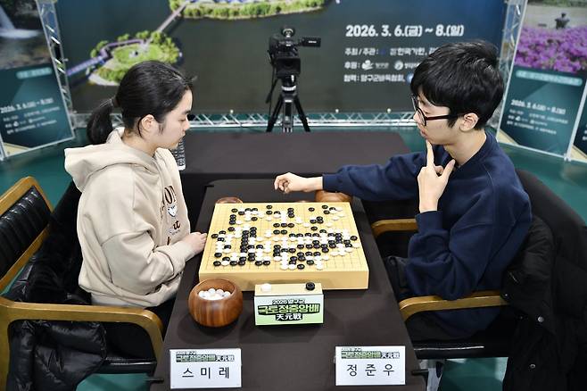 대국 종료 후 복기를 하고 있는 스미레 4단(왼쪽)과 정준우 3단       한국기원 제공
